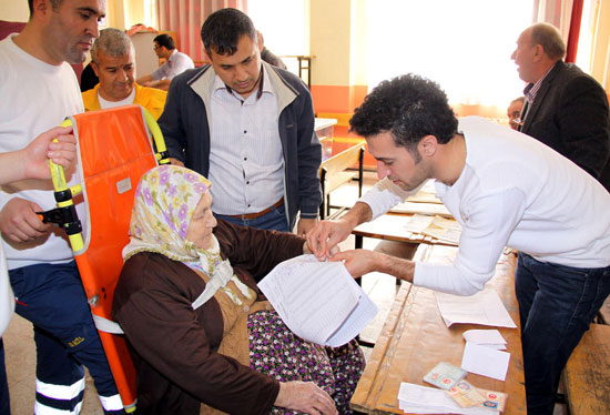 yerel seçim manisa yaşlılar ambulanslarla oy kullandı.jpg