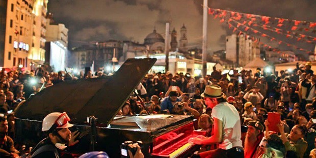 page_taksim-meydaninda-piyano-resitali_132647026.jpg